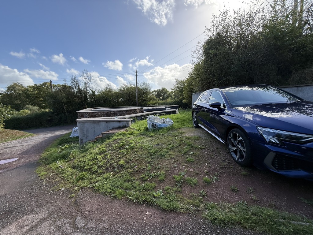 Lot: 61 - PARTIALLY COMPLETED DETACHED VERSATILE HOME - Parking area/drive